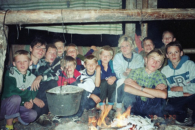 У костра